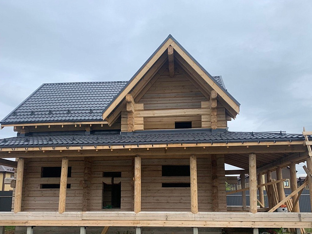 Монтаж кровли на доме из лафета 260 мм. Сруб норвежская рубка, завершение этапа крыши и подготовка к отделке